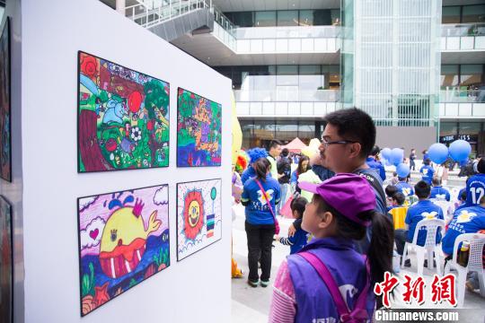 福州举行《艺起公益》画展　呼吁关爱自闭症儿童