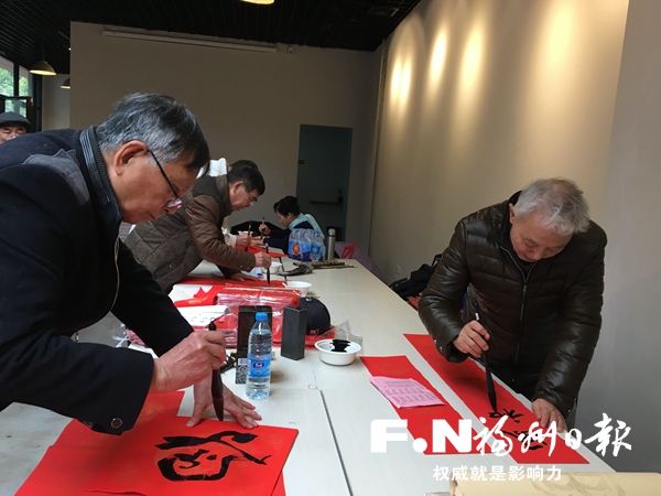 伴随着诗朗诵《同心共筑中国梦》,歌唱表演《中国的土地》,二胡独奏