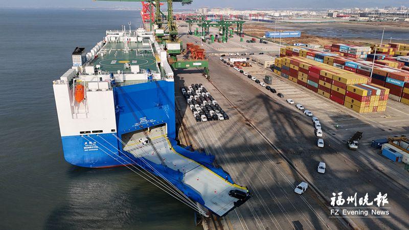 “福建造”巨轮装载“福建造”汽车出海